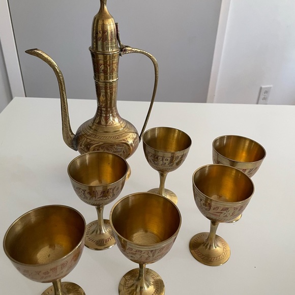 VINTAGE BRASS HAND ETCHED GENIE OIL BOTTLE/PITCHER & 6 CUPS MADE IN INDIA - Picture 6 of 7